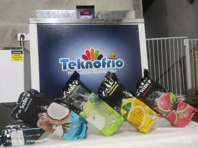 Máquina para gelo saborizado e picolé