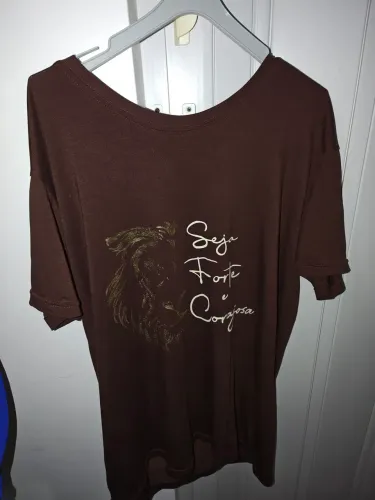 Camiseta gospel marrom seja forte e corajosa 