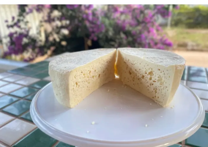 Vende-se queijo meia cura R$ 38,00 o kg.