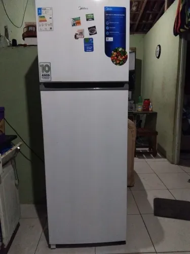 Vende-se uma geladeira