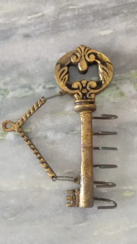 Porta-chaves em Bronze com Rico Cinzelado - 6 Suportes, Elegância e Durabilidade
