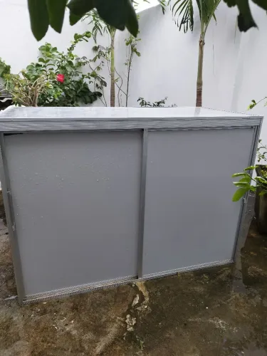 BALCAO COMPLETO EM ALUMÍNIO CHAPA GROSSA COM PRATELEIRA INTERNAS DE VIDRO 10MM 800 REAIS.