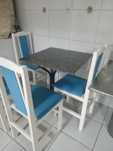 Mesa com 4 cadeiras r$120,00  whats  *  Alessandro 