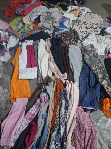 125 peças de roupas de meninas tamanho 10 e 12 anos