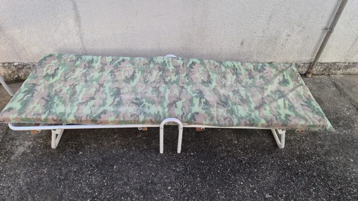 Cama de camping dobrável em aco