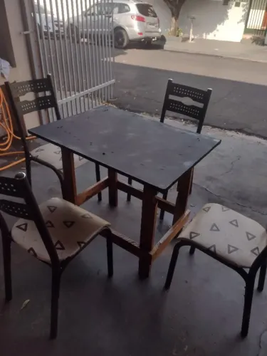 Mesa com.4 cadeiras 