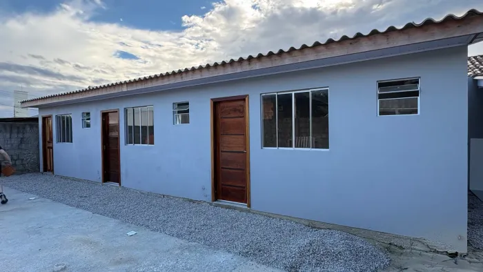 3 Kitnet + 1 casa ( 10 METROS DA PRAIA )