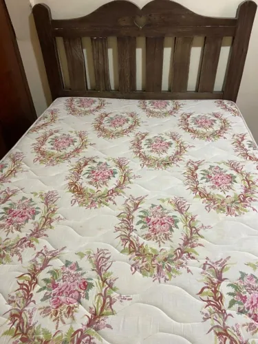 Cama de Casal em Madeira Maciça - Raridade, muito bem conservada