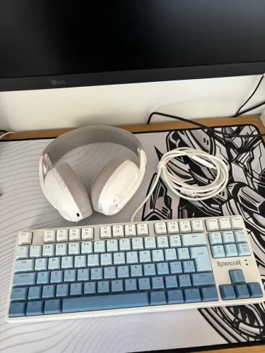 Teclado Mecânico Redragon + Headset Attack Shark Branco