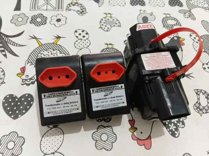 Auto transformador universal 500 VA + 2 transformadores de tomada eletrica
