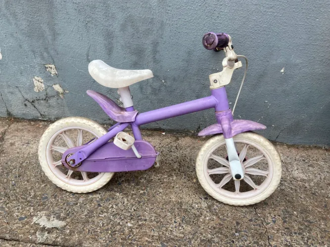 Bicicleta infantil - Rosa e branca c/rodinha 