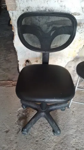 Cadeira com assento em couro funcionando tudo entrega grátis