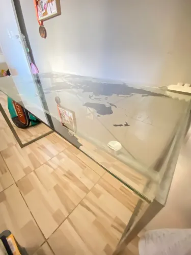 Mesa de vidro com base de alumínio