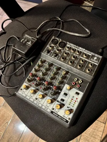 Mesa de Som Behringer Xenyx 802 6 canais com Phantom Power