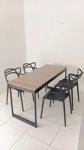 MESA MDF COM 4 CADEIRAS DE FIBRAS PLASTICO