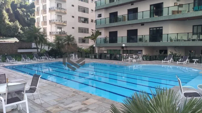 Apartamento com varanda e lazer nas Pitangueiras, Guarujá
