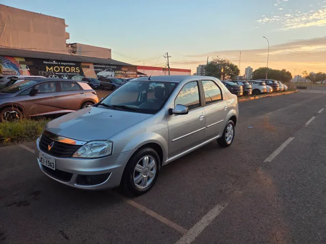 Renault Logan Expression Hi-flex 1.6 16V 4P AUT 2013