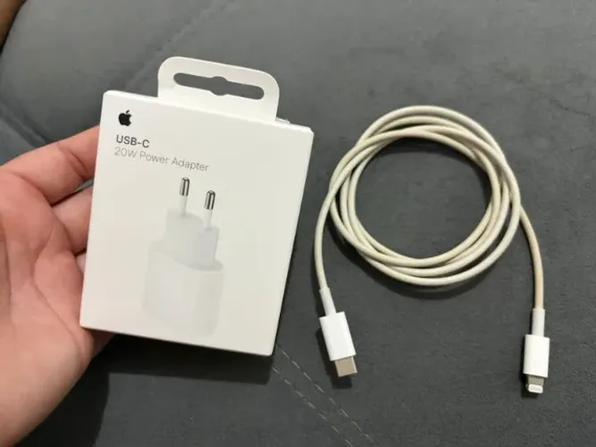 (LACRADO/NOVO) Adaptador de energia USB-C de 20W & Cabo Apple USB-C para Lightning (Usado)