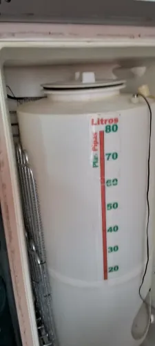 Freezer com fermentador 80 litros.