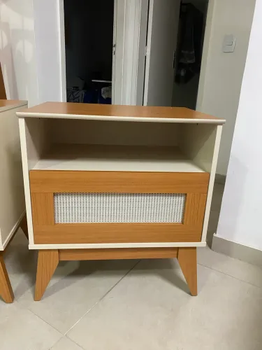 Mesa cabeceira madeira com nicho e gaveta com detalhe em ratan 
