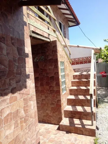 Aluga-se casa com 2 dormitórios no 2° pavimento