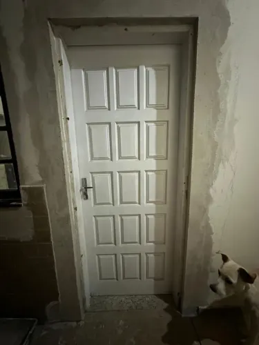 Portas e janela em madeira maciça 