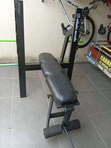Equipamento pra musculação e pernas