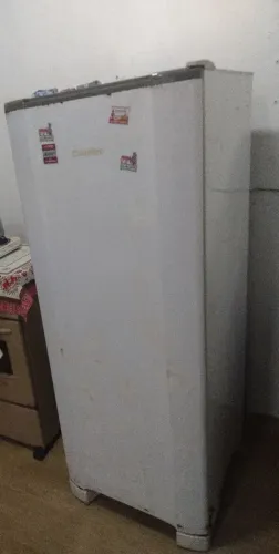 VENDE-SE UMA GELADEIRA ESMALTEC PARA CONSERTO