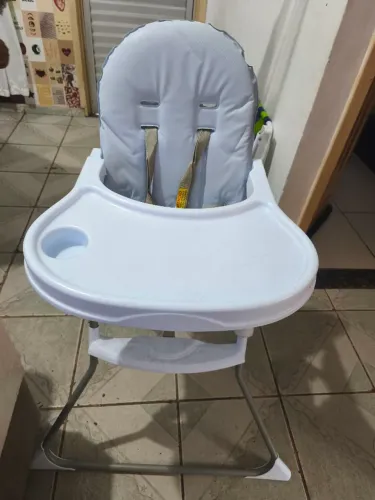 Cadeira de alimentação semi nova