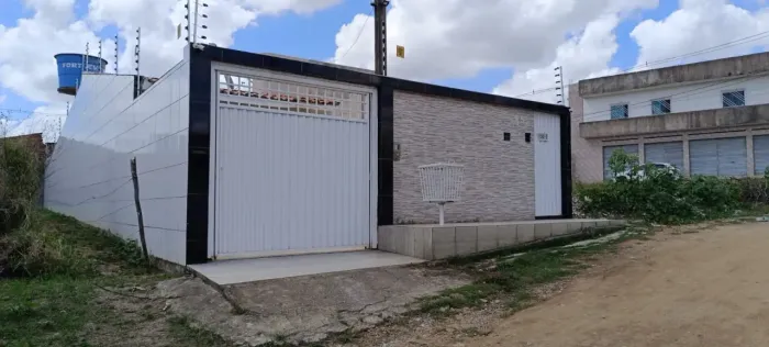 VENDO LINDA CASA COM 3 QUARTOS NA CIDADE DE LIMOEIRO / PE