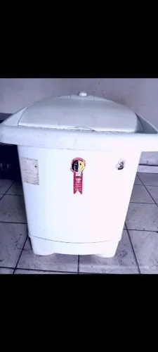 Tanquinho 5 kilos funcionando ótimo.