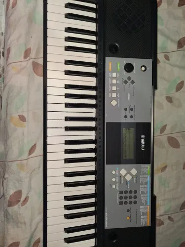Teclado Yamaha 233 para iniciantes, acompanha capa e manual original dele