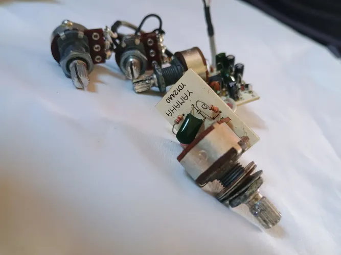 Vendo pré amp do Yamaha RBX 375 pra quem quer turbinar seu baixo, graves bem definidos.