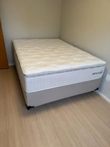 Vendo cama box, solteiro, nunca usada, novinha.