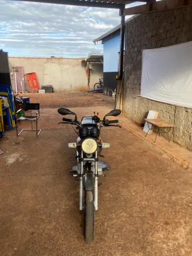 Vendo Titan 125, ano 2001. Doc ok so pegar e andar.