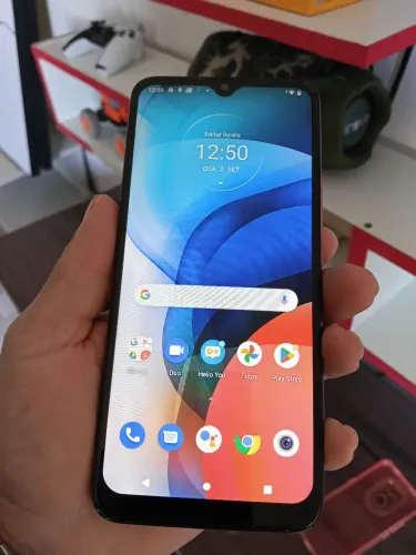 Vendo moto E7 com 64 GB com leve trinco não interfere em nada acompanha carregador