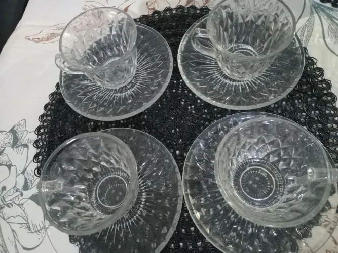 Conjunto com 4 xícaras de vidro