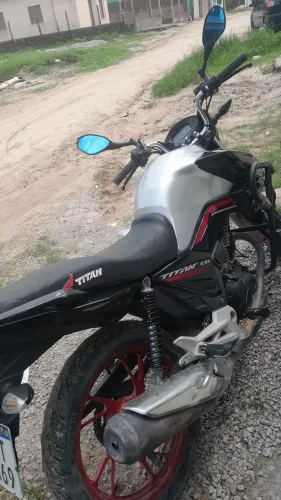 A moto tá bem conservada segundo dono apananas 35 km tá no meu nome só pegar e andar