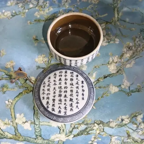 Pote de porcelana 5 cm com inscrições em caracteres chineses.