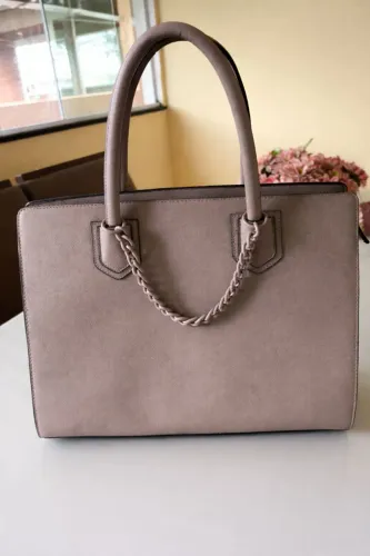 Bolsa Feminina Bege Elegante com Detalhe em Corrente - Ótimo Estado
