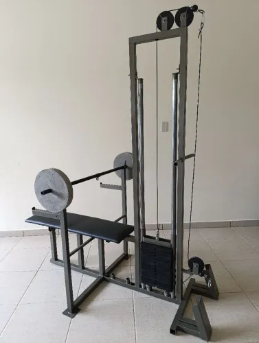 Aparelho de musculação multifuncional com 65 kilos mais duas anilhas extras