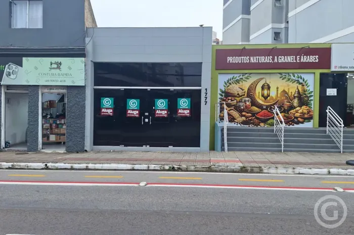 Loja com ótima visibilidade no Estreito, em Florianópolis