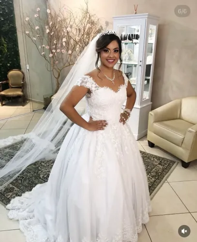Vestido de noiva com renda internacional 
