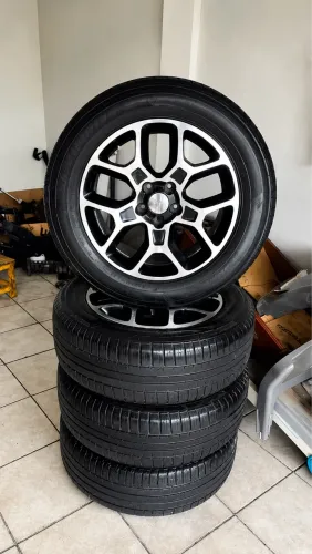 Jogo de rodas Jeep aro 17 com pneus 225/60 R17