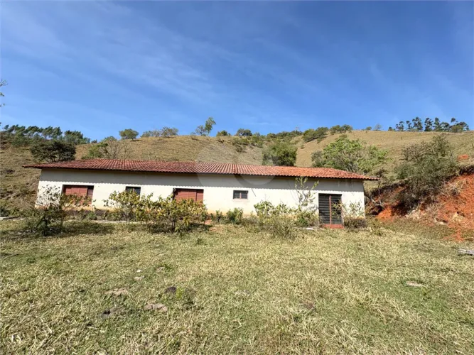 Sítio à venda com 3 quartos em Bairro do Cambará, São Roque - SP