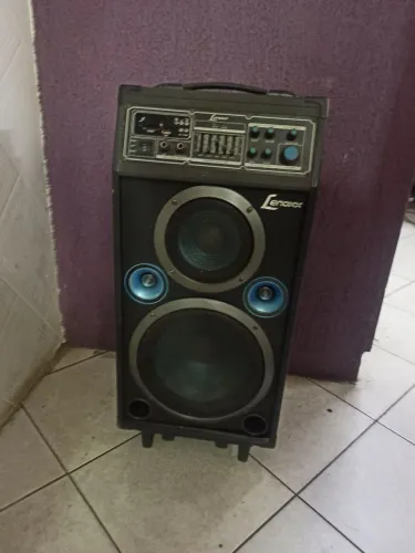 Caixa de som com defeito