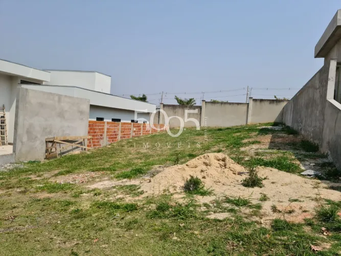 Terreno à venda no condomínio Central Parque em salto com 300m² área total leve aclive