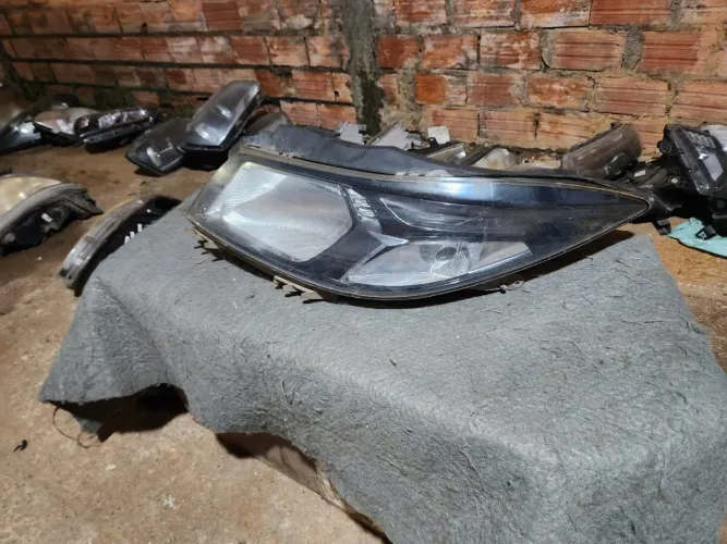 Farol esquerdo Onix Joy máscara negra 17/19 original