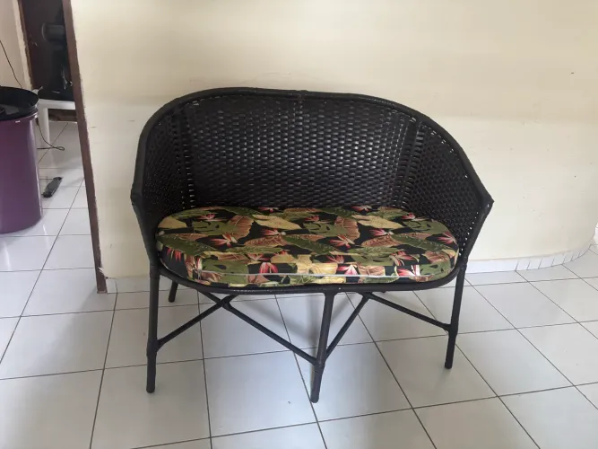 Conjunto de vime com duas cadeiras, namoradeira e mesinha de centro