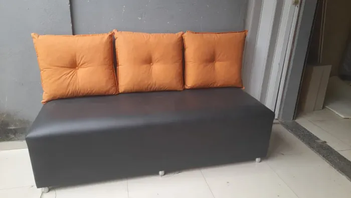 Puff 3 lugares em couro + 3 almofadas impermeáveis